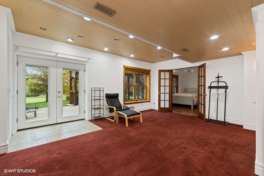517 Ekman Drive Batavia, IL 60510 - Photo 18 of 22 a view of a livingroom with furniture and floor to ceiling window