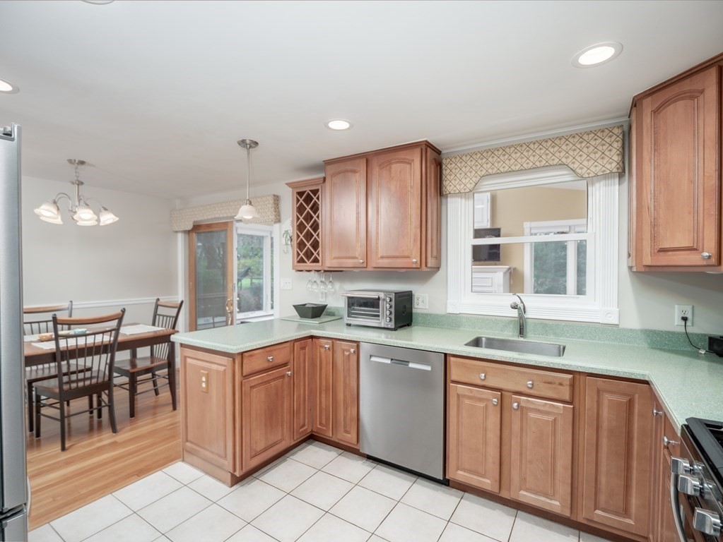 270 Gorwin Drive Holliston, MA 01746 - Photo 10 of 36