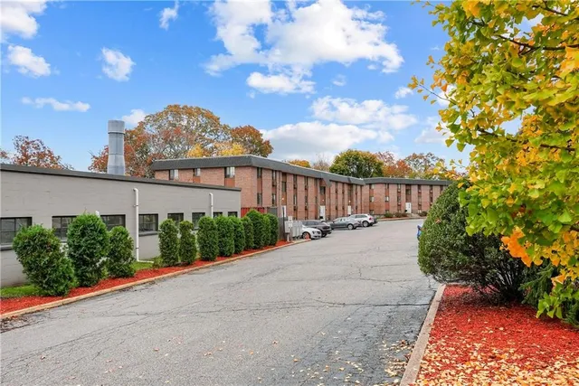 $199,900 | 117 John Street, Unit 14, Lincoln, RI 02865