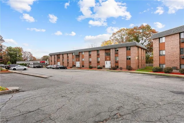 $199,900 | 117 John Street, Unit 14, Lincoln, RI 02865