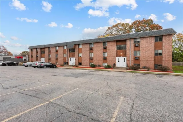 $199,900 | 117 John Street, Unit 14, Lincoln, RI 02865