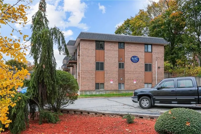 $199,900 | 117 John Street, Unit 14, Lincoln, RI 02865