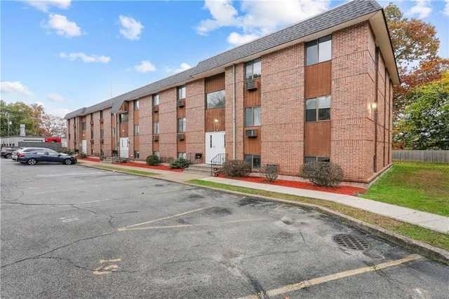 $199,900 | 117 John Street, Unit 14, Lincoln, RI 02865