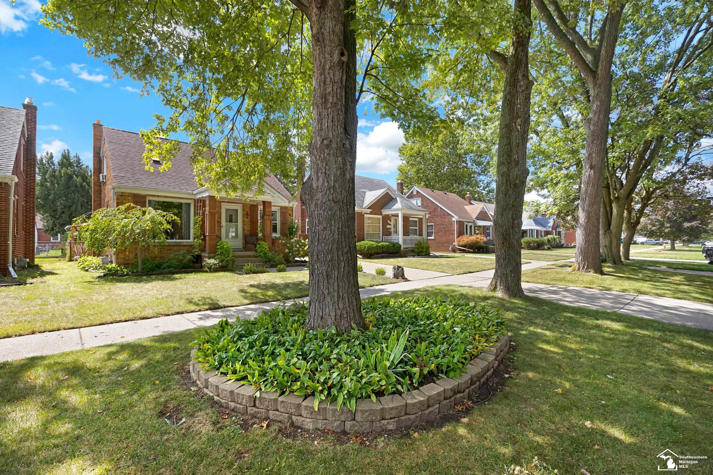 15213 Champaign Road Allen Park, MI 48101 - Photo 3 of 38 50187577-ef179c51-5864-415c-861c-e59d47a97a8c.JPG