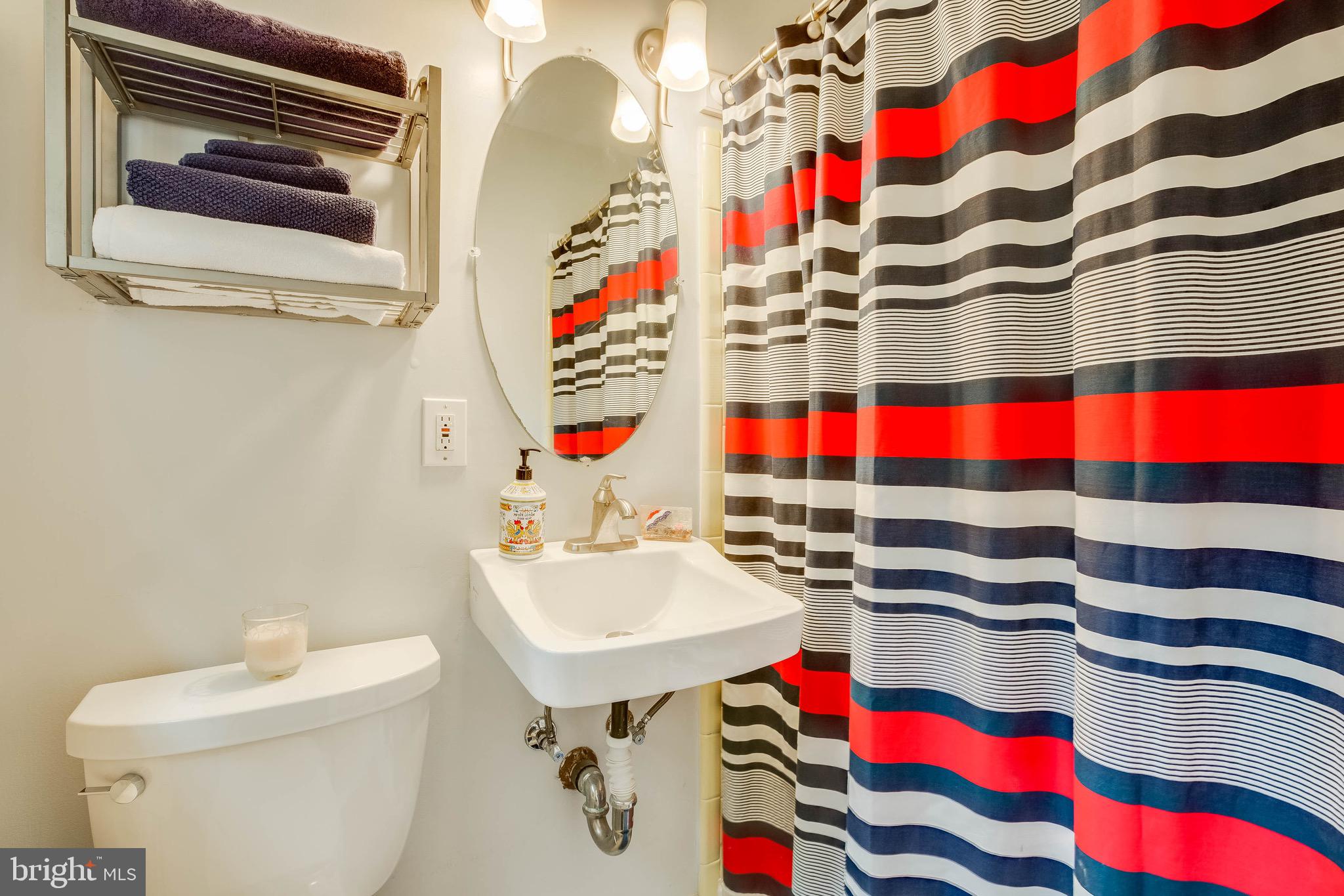 6907 Huntsman Boulevard Springfield, VA 22153 - Photo 25 of 48 Master Bath Upper Level