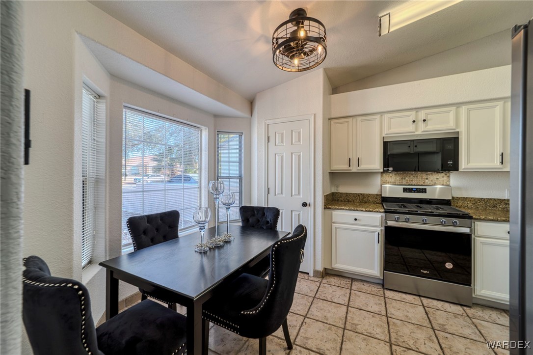 2331 Primavera Loop Fort Mohave, AZ 86426 - Photo 4 of 63 Kitchen