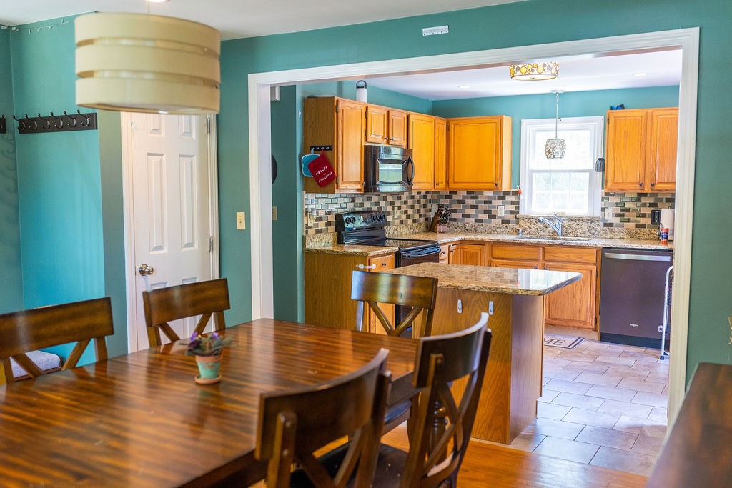 55 Glendale Road Tiverton, RI 02878 - Photo 8 of 23 Gallery Image 8
