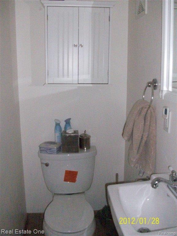 1118 Moreland Court Rochester, MI 48307 - Photo 8 of 12 1st Floor 1/2 Bath