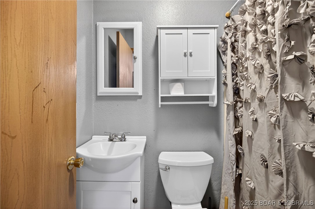 557 Ball Park Road Camdenton, MO 65020 - Photo 25 of 52 Primary bathroom