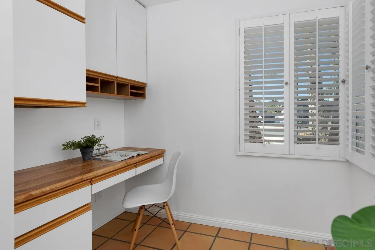 2567 Pheasant Drive San Diego, CA 92123 - Photo 14 of 31 a room with table and chair