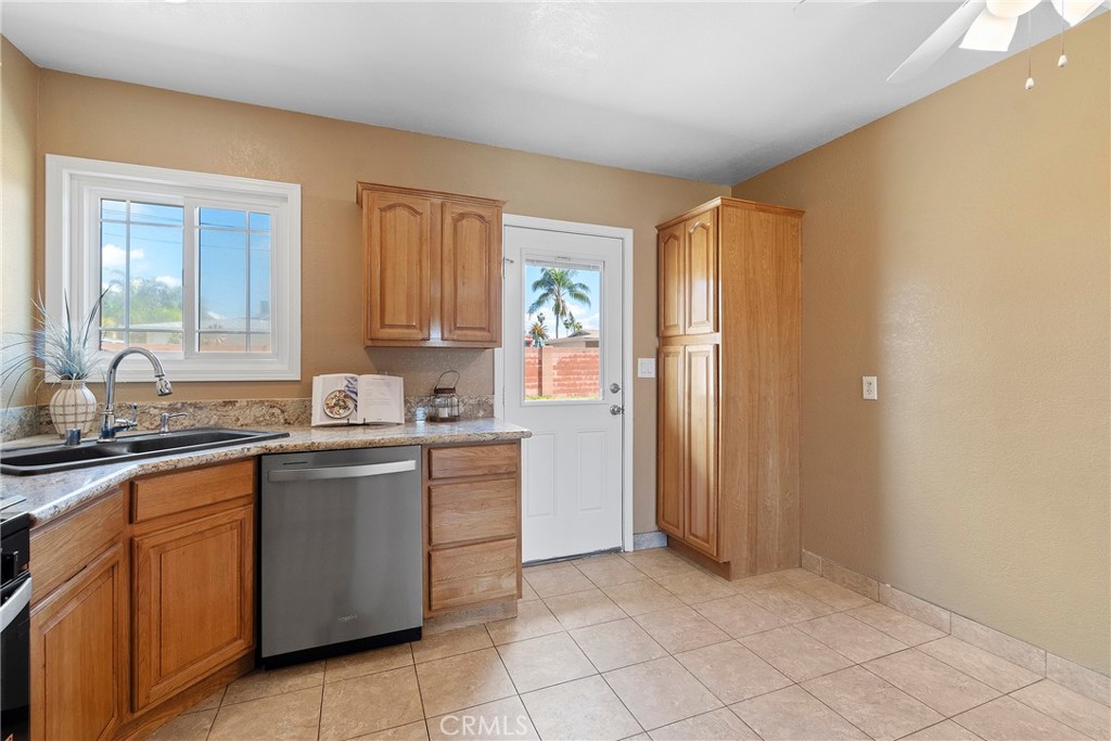 4127 Goodman Street Riverside, CA 92503 - Photo 6 of 19