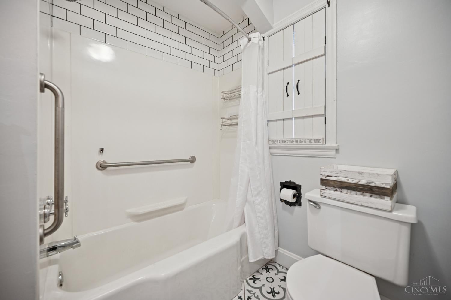 11525 Lippelman Road Sharonville, OH 45246 - Photo 22 of 38 Full bathroom on Level 1, view 2
