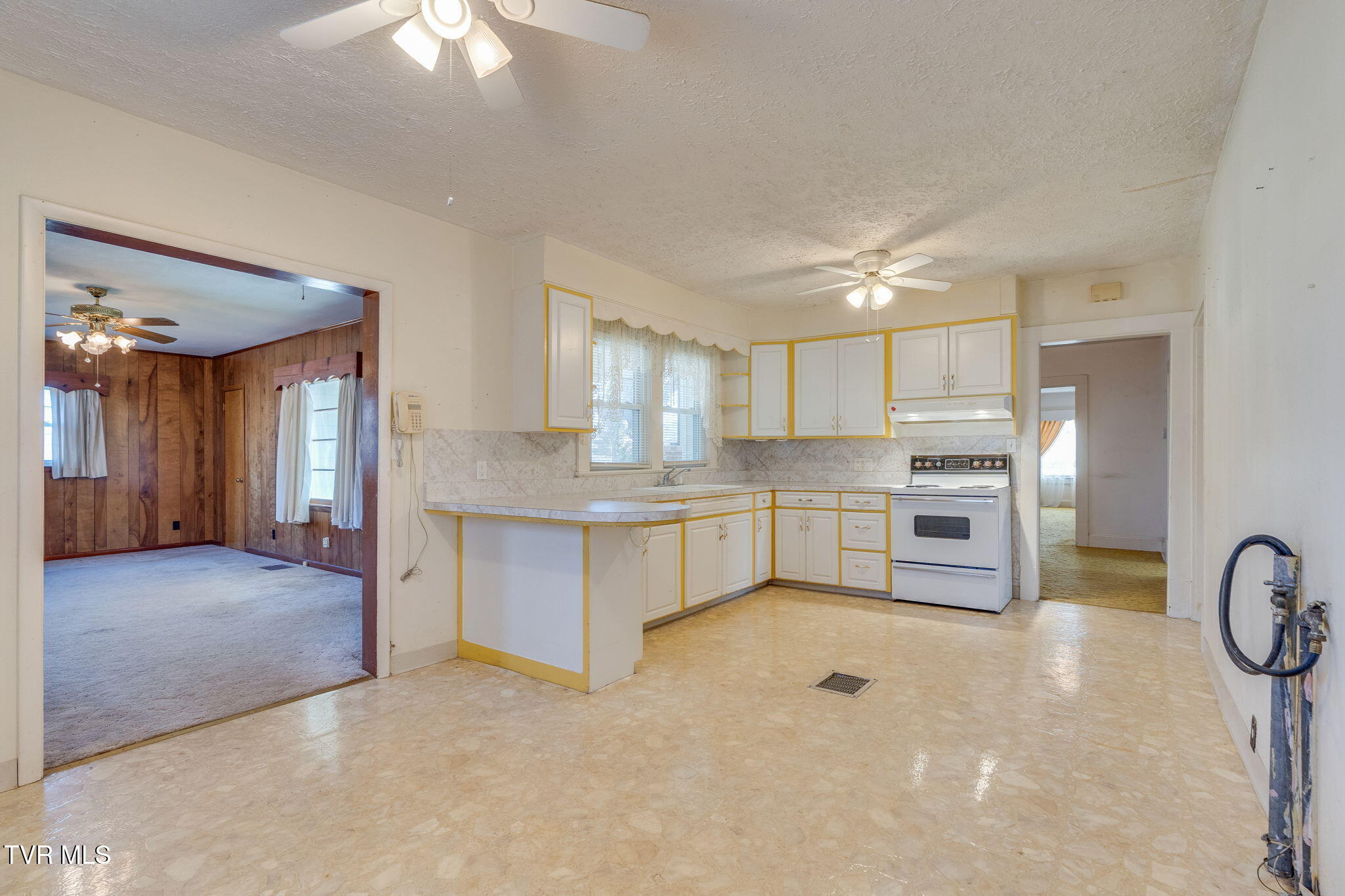2358 Siam Road Elizabethton, TN 37643 - Photo 7 of 27 006