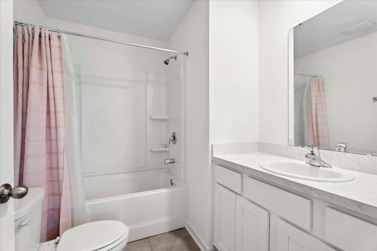 180 Stonegate Avenue St. Augustine, FL 32084 - Photo 26 of 38 a bathroom with a sink toilet and shower