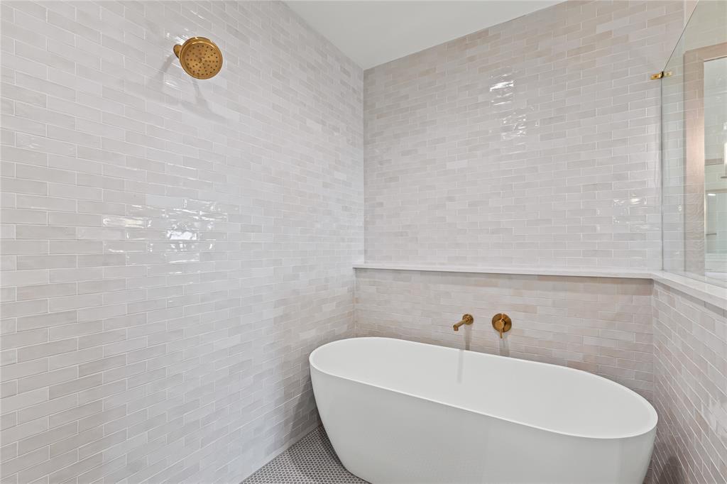 4720 Magnolia Trail Midlothian, TX 76065 - Photo 25 of 40 a bathroom with a bathtub