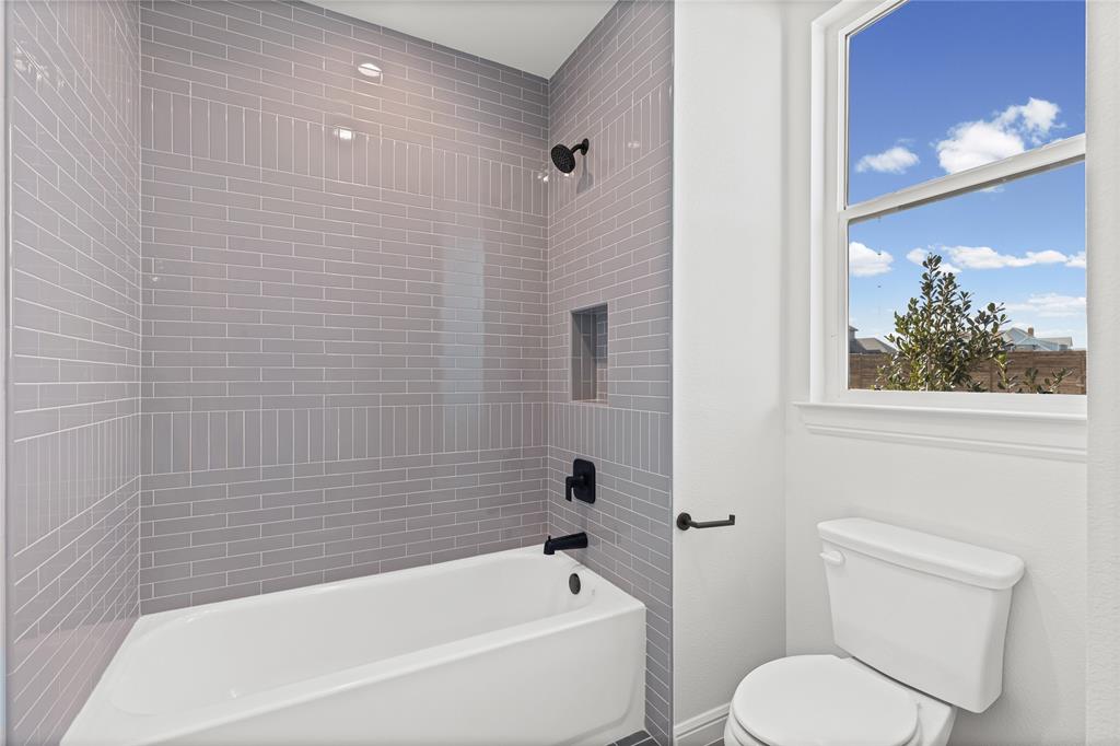 4720 Magnolia Trail Midlothian, TX 76065 - Photo 33 of 40 a bathroom with a toilet and a bathtub