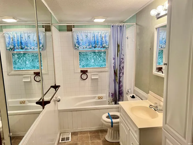 $124,900 | 2405 Woodmont Drive, South Bend, IN 46614