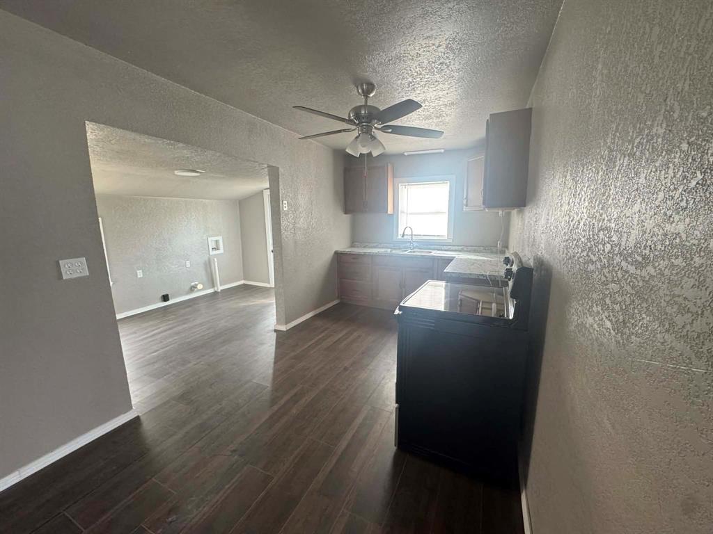 601 South Pine Street Comanche, TX 76442 - Photo 4 of 11 a view of a livingroom with a couch