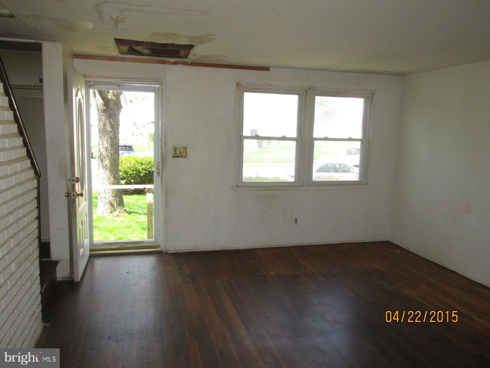 5203 Saybrook Road Baltimore, MD 21206 - Photo 2 of 13 Living Room