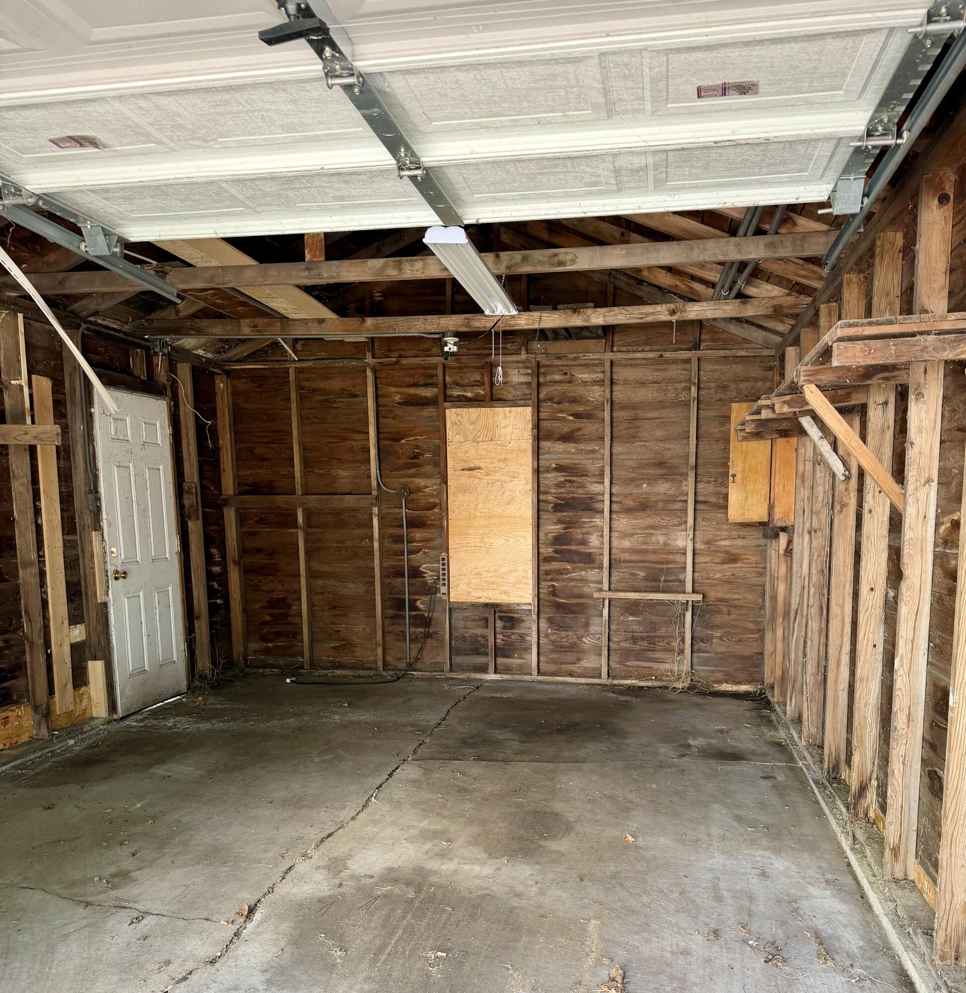 4656 North 21st Street Milwaukee, WI 53209 - Photo 7 of 20 garage interior