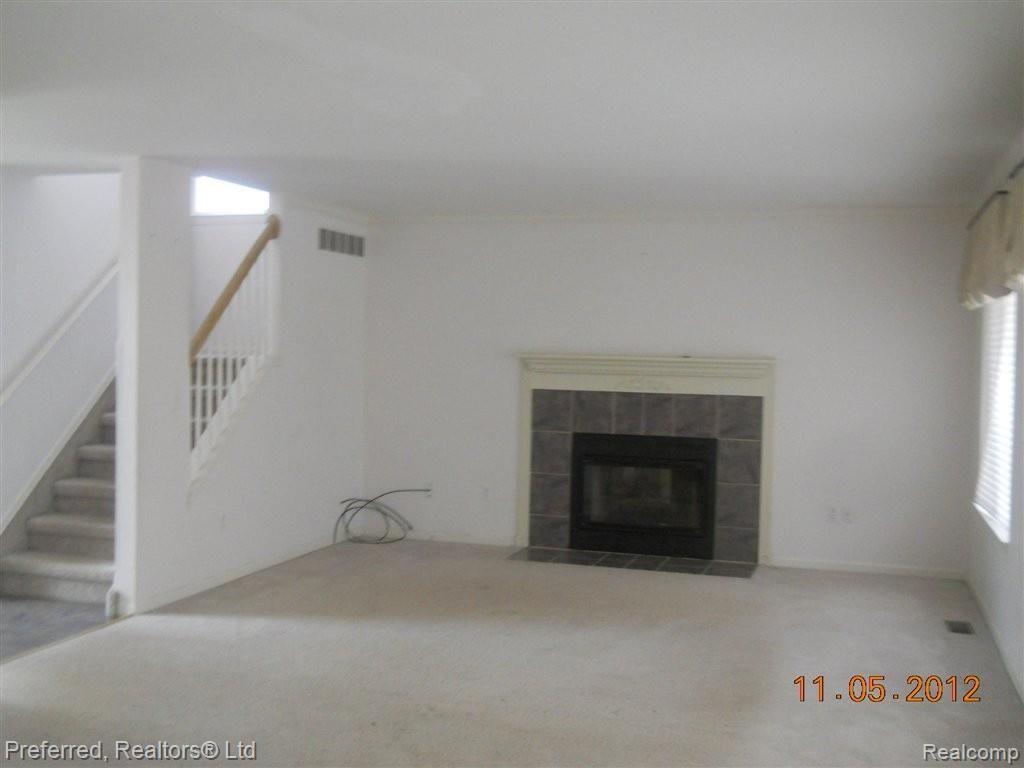 110 Chestnut Ridge Walled Lake, MI 48390 - Photo 5 of 17 Living Room