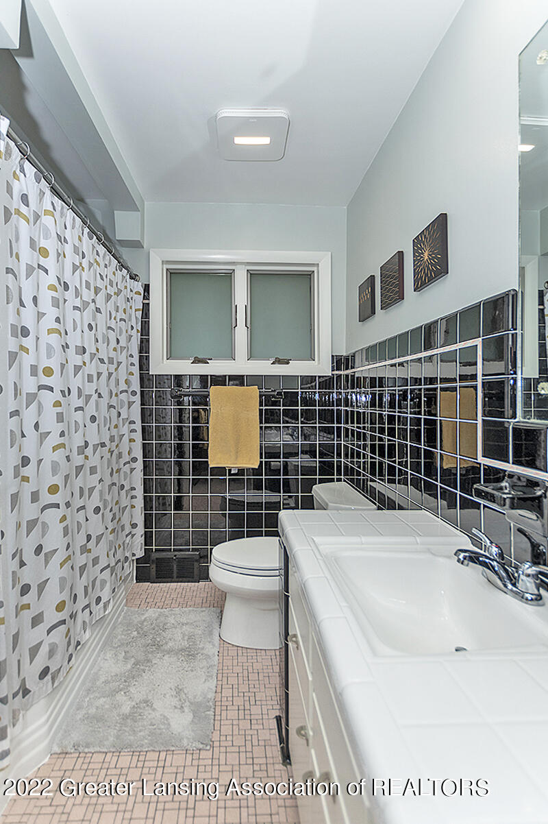 2807 South Cambridge Road Lansing, MI 48911 - Photo 18 of 28 Full Bathroom