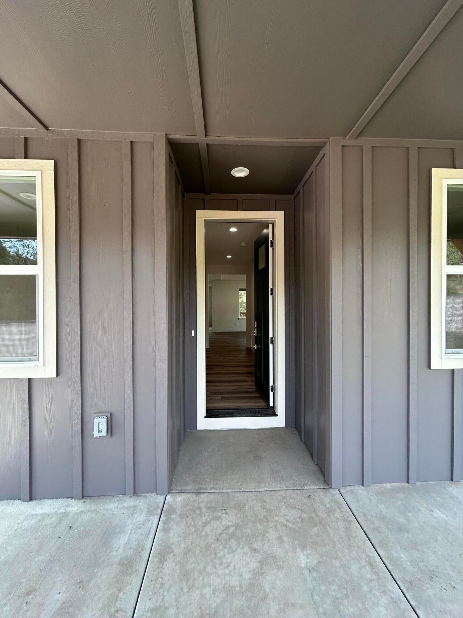 1094 Timber Rdg Loop Klamath Falls, OR 97601 - Photo 7 of 18 Front entry