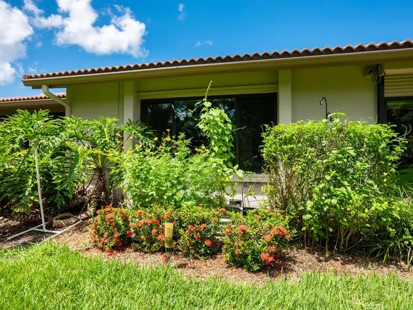 $335,000 | 4004 Wilshire Circle East, Unit 89, Sarasota, FL 34233