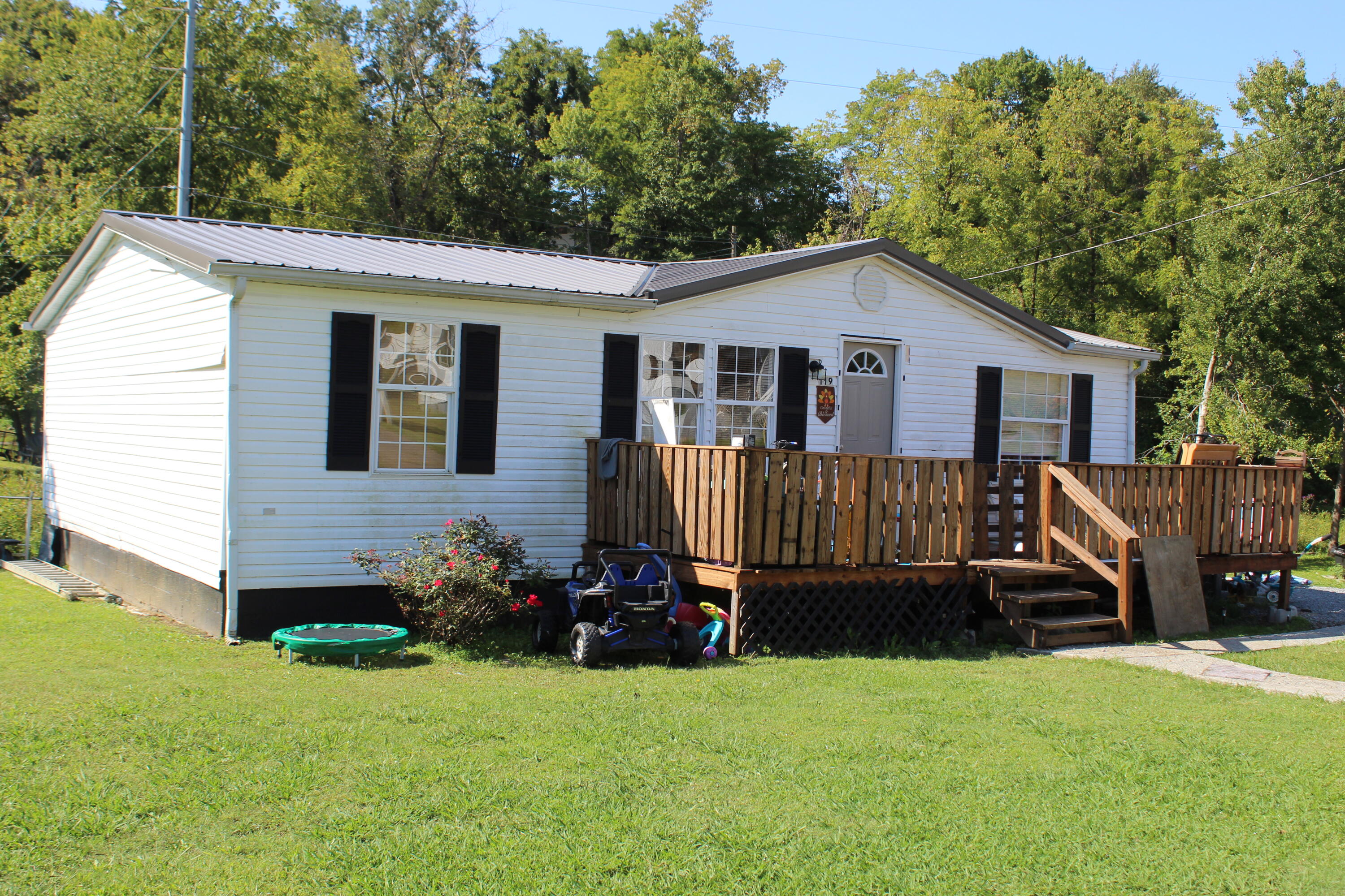 119 Lynnwood Road Middlesboro, KY 40965 - Photo 2 of 15 IMG_1464