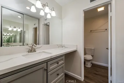 $4,500 | 5800 Owensmouth Avenue, Unit 14, Woodland Hills, CA 91367