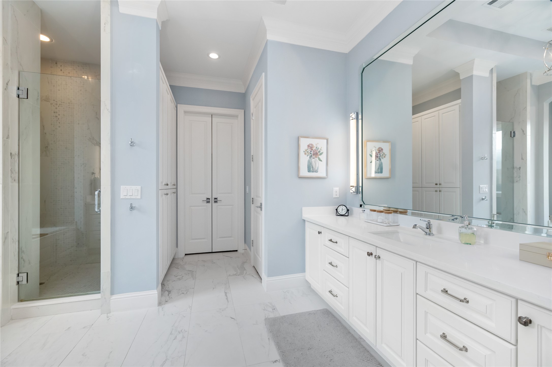 1705 Chippendale Road Houston, TX 77018 - Photo 20 of 50 The spa-like primary bathroom features a gorgeous double vanity with ample storage and elegant finishes.