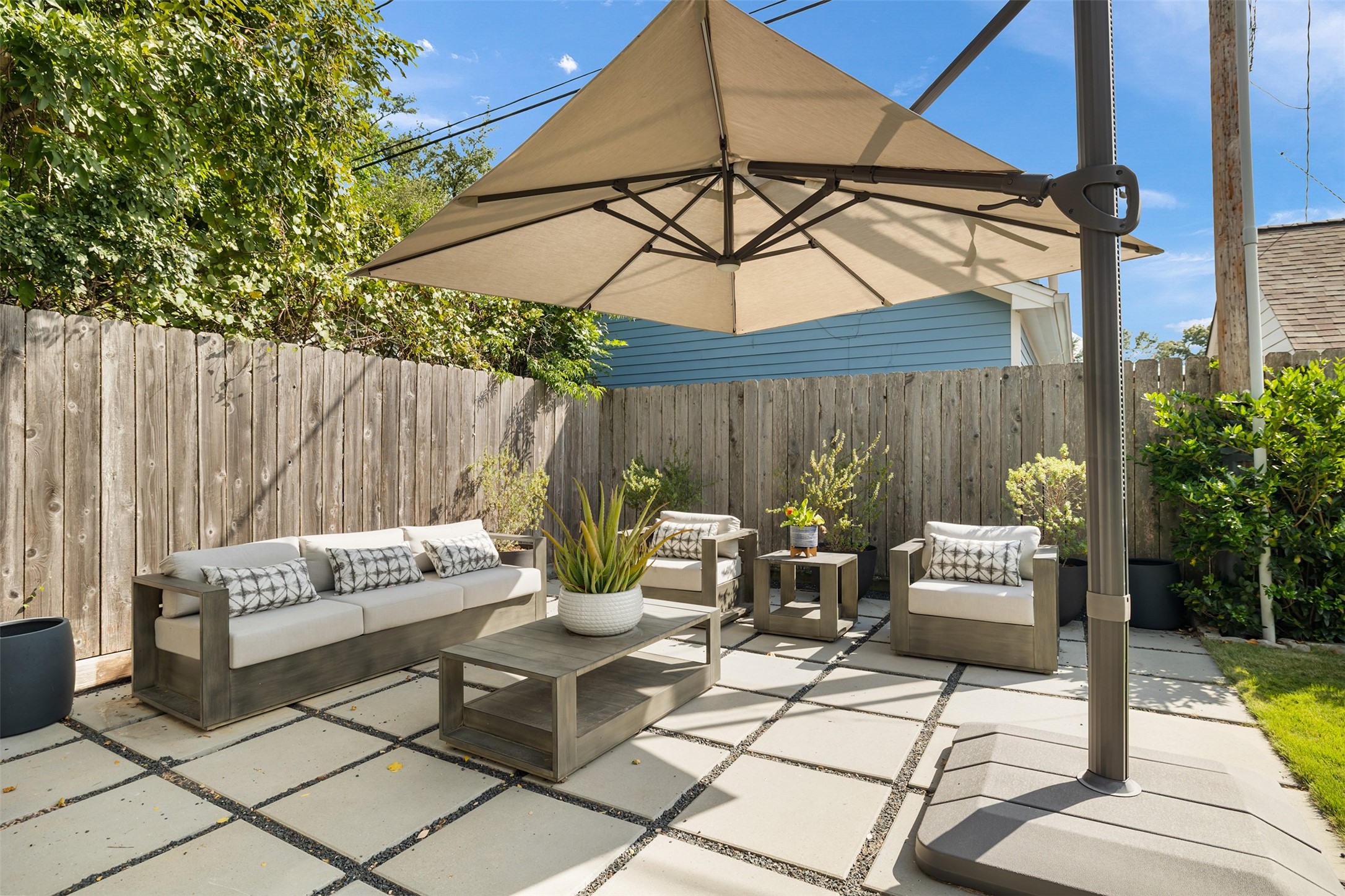 1705 Chippendale Road Houston, TX 77018 - Photo 35 of 50 Perfect for outdoor dining, entertaining, or just unwinding.