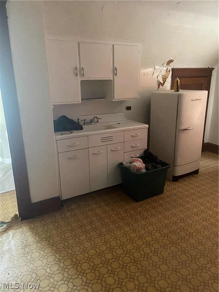 1846 Mannering Road Cleveland, OH 44112 - Photo 25 of 34 3rd floor kitchen