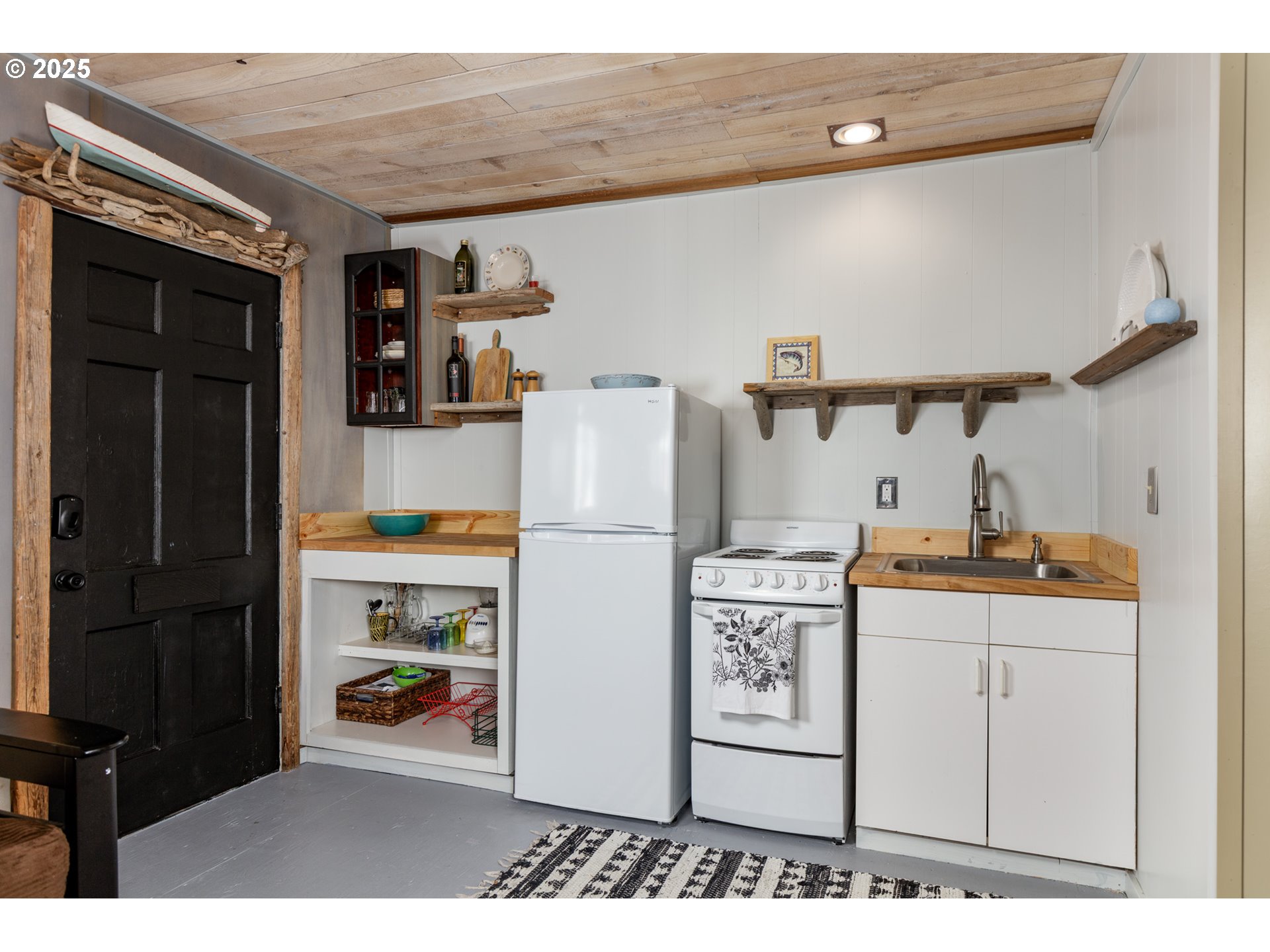 101 North Boat Basin Road, Unit A09 The Dalles, OR 97058 - Photo 4 of 17 a utility room with dryer and washer