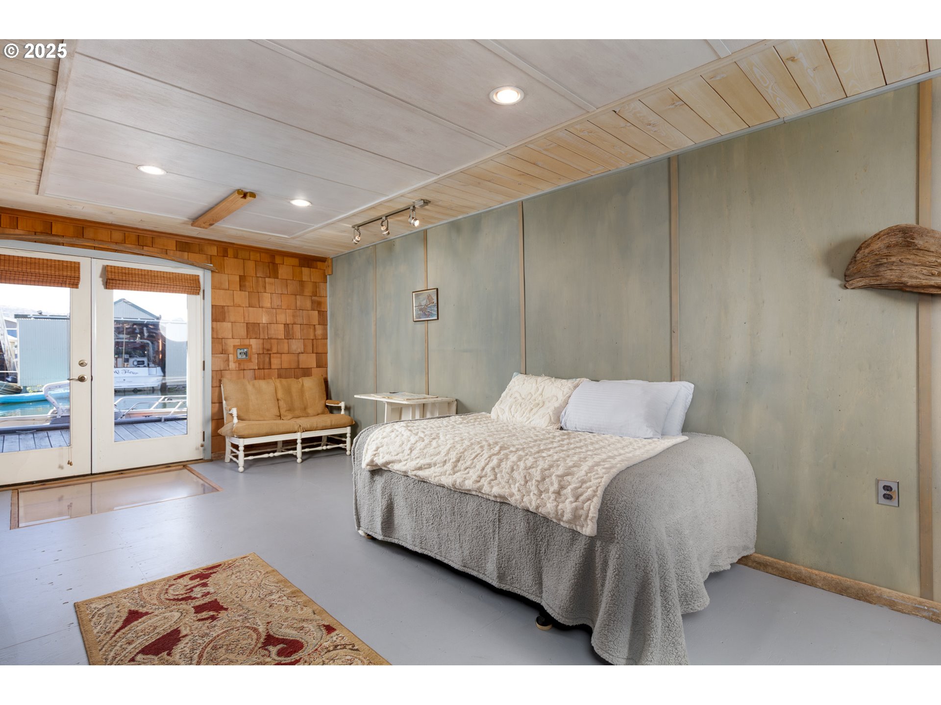 101 North Boat Basin Road, Unit A09 The Dalles, OR 97058 - Photo 5 of 17 a bedroom with a bed a table and glass door