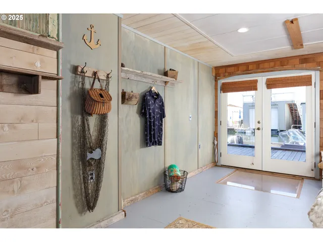 a view of an entryway and livingroom