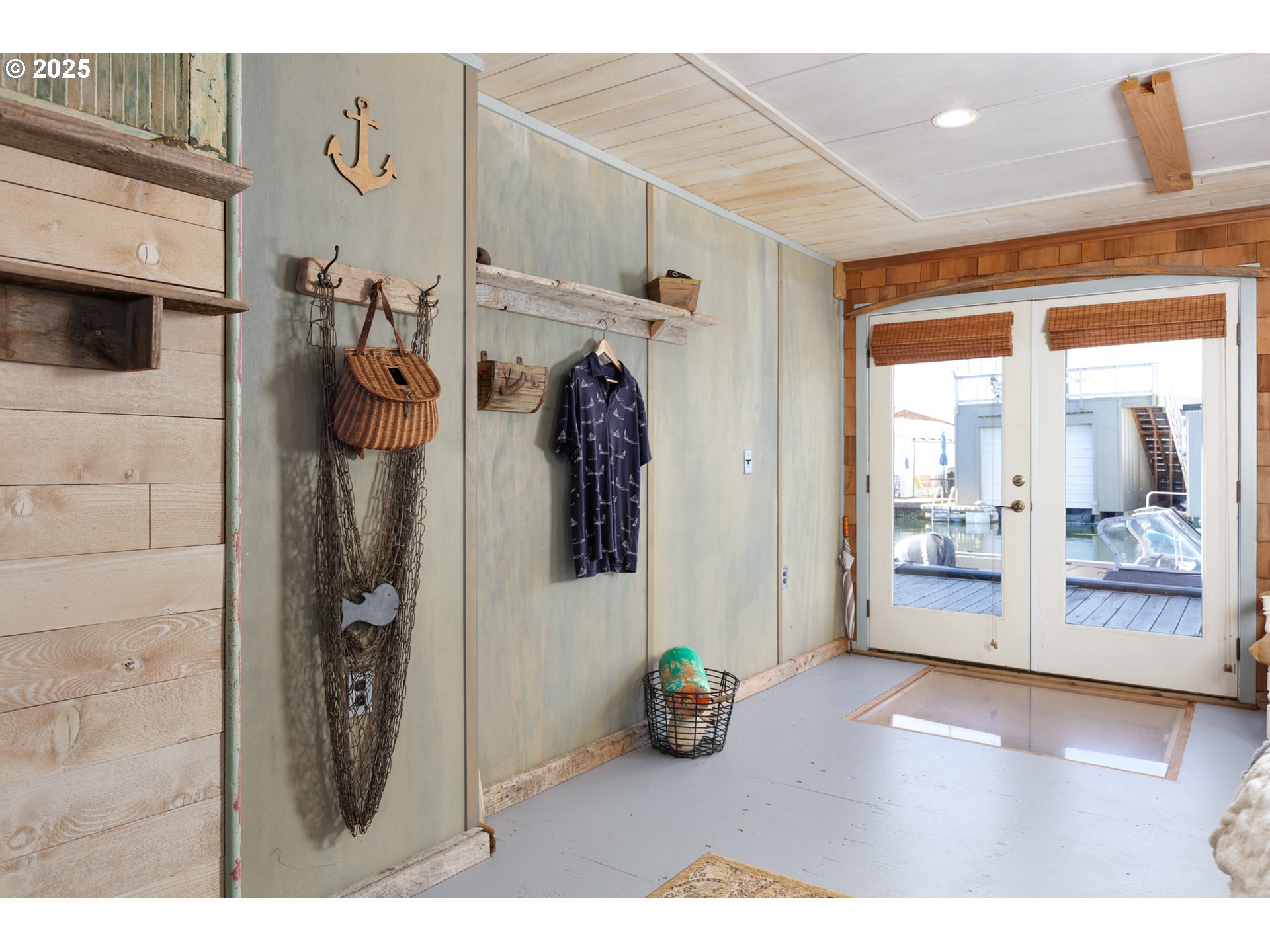 101 North Boat Basin Road, Unit A09 The Dalles, OR 97058 - Photo 6 of 17 a view of an entryway and livingroom