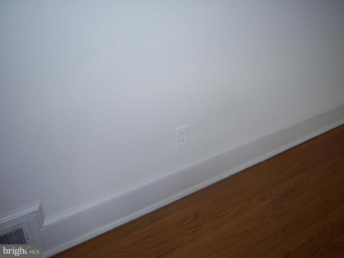 1543 North Glebe Road Arlington, VA 22207 - Photo 21 of 30 Wide moldings