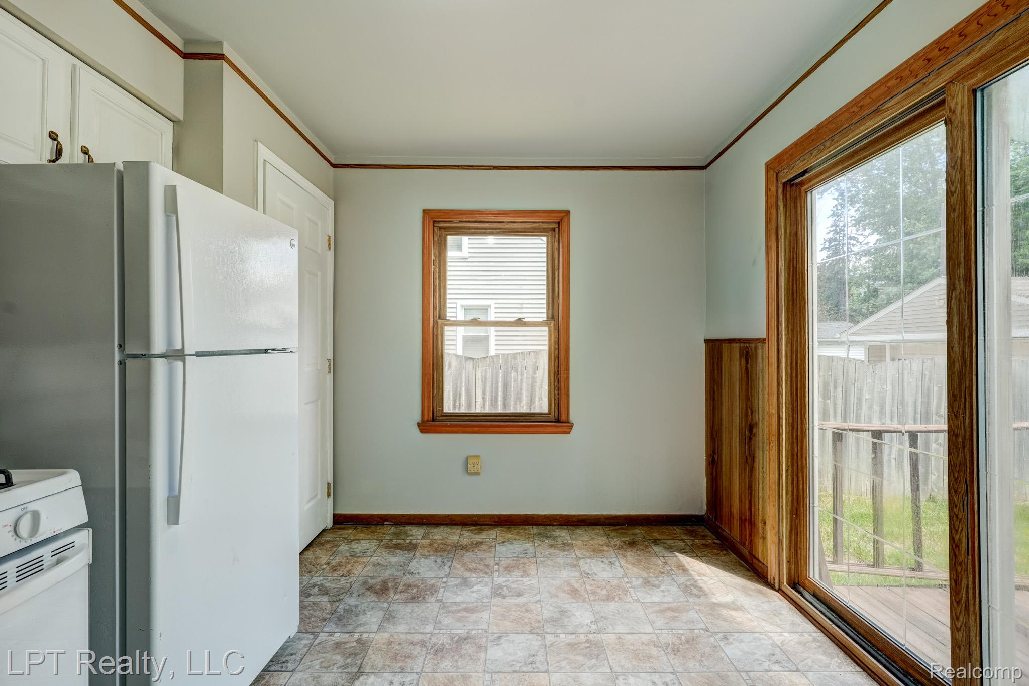 23038 Violet Street Farmington, MI 48336 - Photo 9 of 29 Kitchen