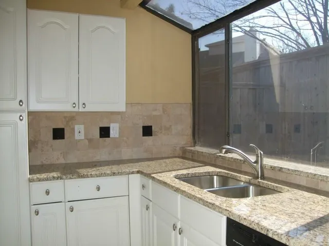 $1,895 | 18040 Midway Road, Unit 116, Dallas, TX 75287