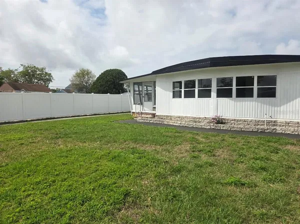 a view of a backyard