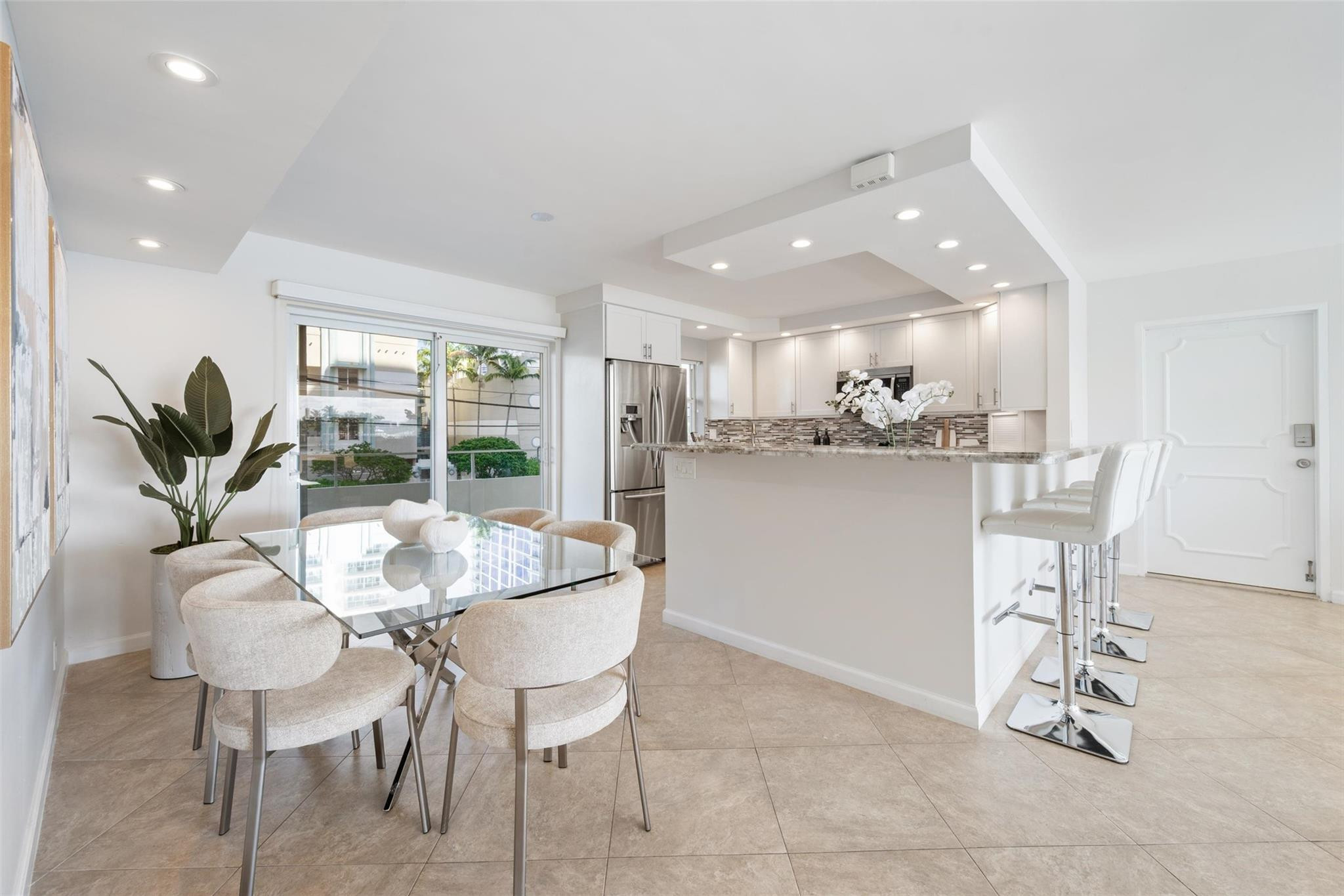 215 North Birch Road, Unit 2B Fort Lauderdale, FL 33304 - Photo 11 of 34 a dining room with furniture and a potted plant