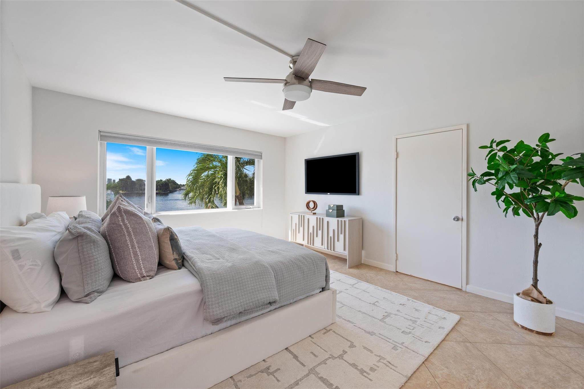 215 North Birch Road, Unit 2B Fort Lauderdale, FL 33304 - Photo 14 of 34 a bedroom with a bed and a television