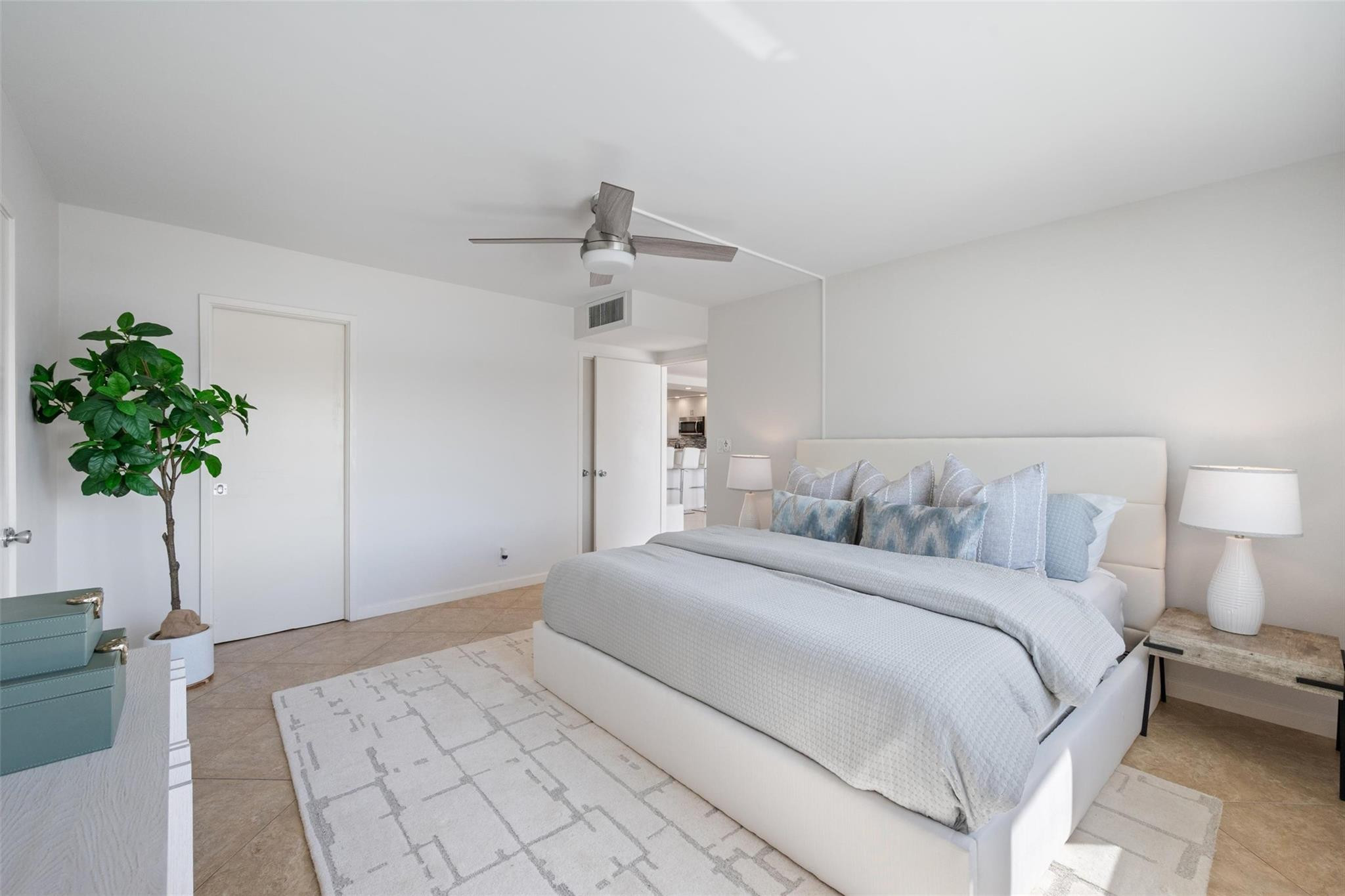 215 North Birch Road, Unit 2B Fort Lauderdale, FL 33304 - Photo 15 of 34 a spacious bedroom with a bed and a plant