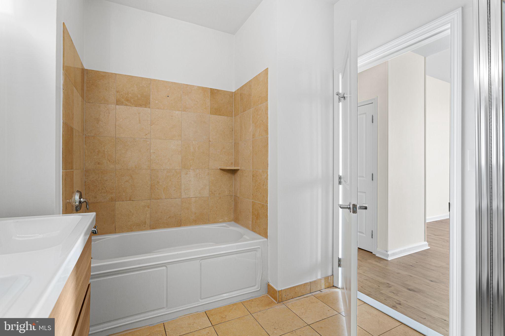 901 North Penn Street, Unit R2203 Philadelphia, PA 19123 - Photo 20 of 58 a bathroom with a tub and shower
