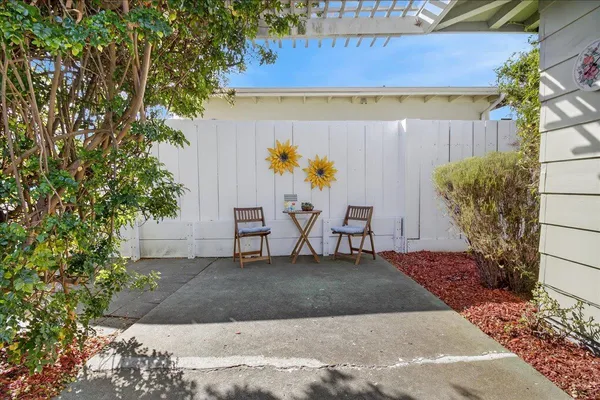a view of entryway with a small yard