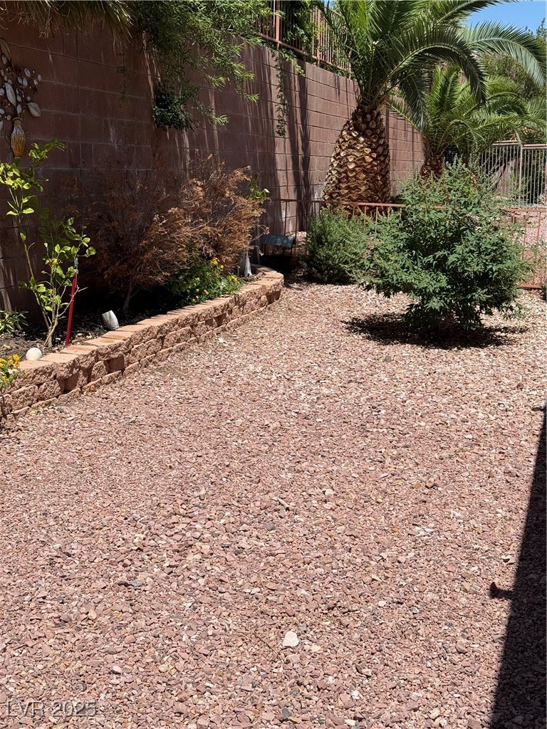 495 Edgefield Ridge Place Henderson, NV 89012 - Photo 7 of 16 View of yard