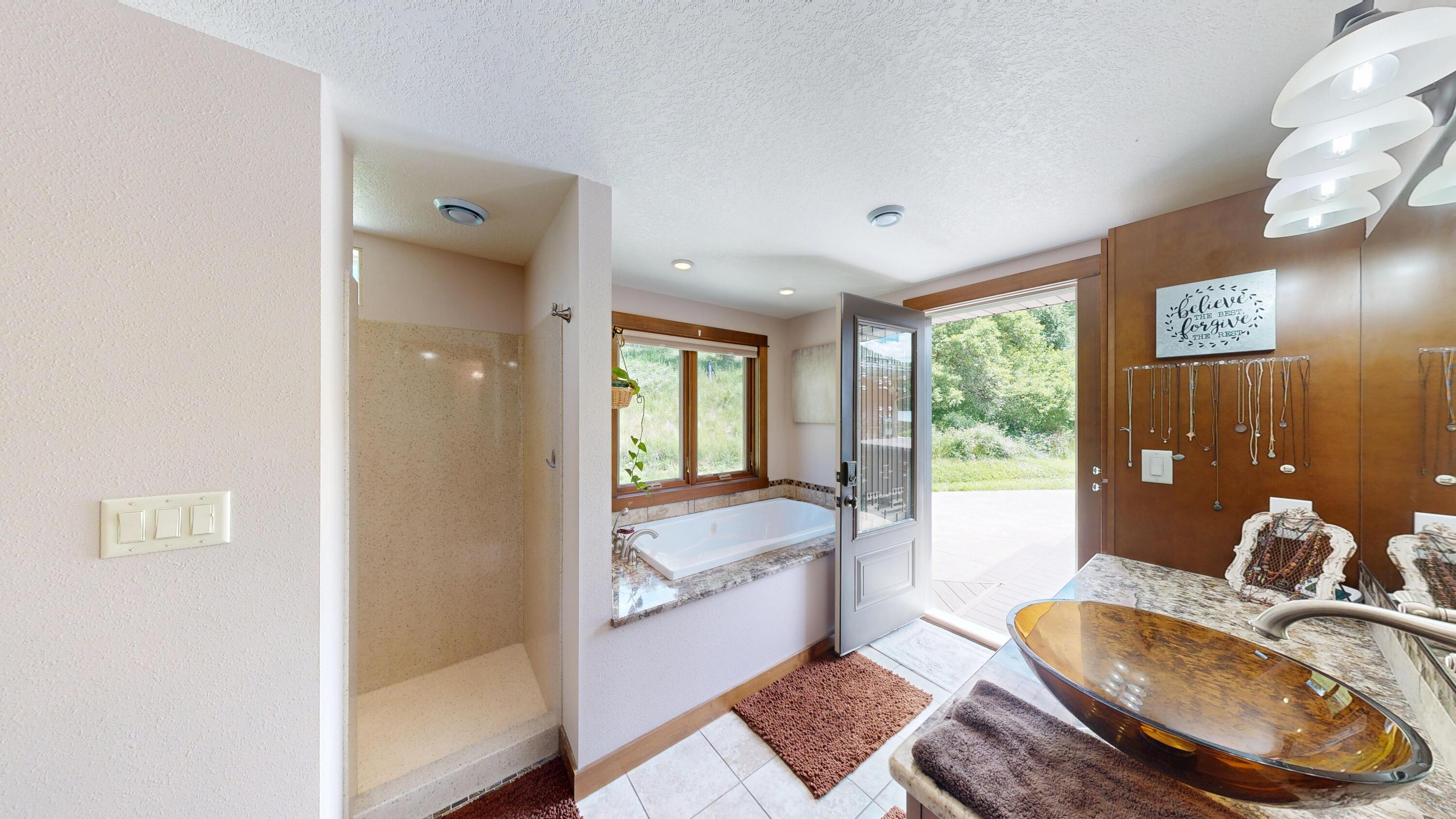 580 Skunk Hollow Road La Crescent, MN 55947 - Photo 26 of 83 MBR Bathroom