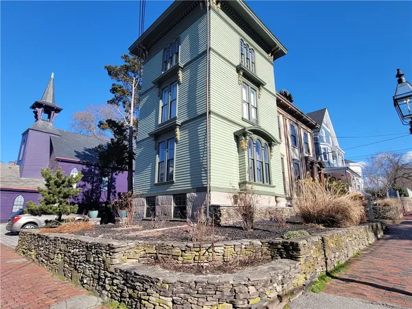 $4,975 | 92 Pelham Street, Unit 1, Newport, RI 02840