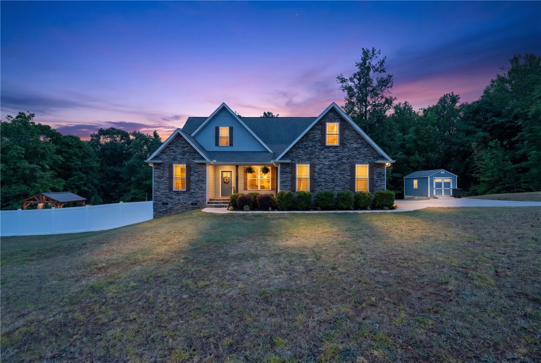 This charming home features a lovely facade, inviting you to discover comfort and tranquility.